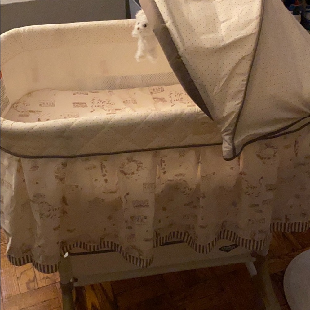 Bassinet - Picture 2 of 2